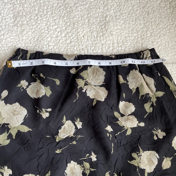 Beautiful floral skirts ,has lining the top of skirts is stretchy - Picture 3 of 9